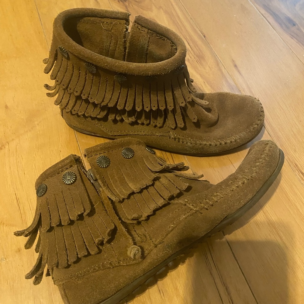Minnetonka brown fringe suede women’s size 6